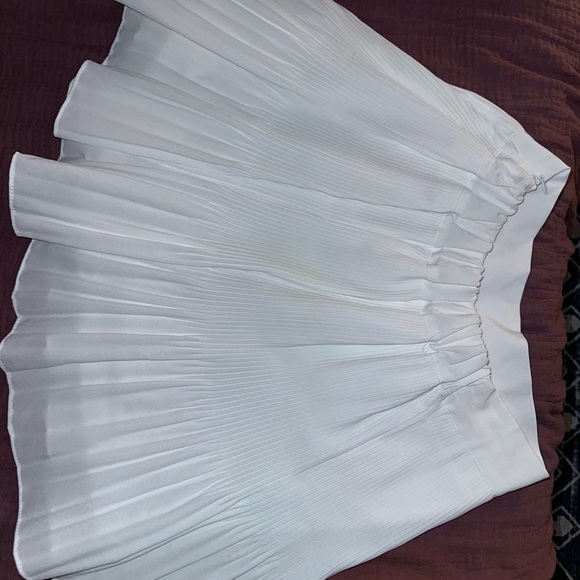 Elegant White Pleated Skirt - Picture 5 of 5